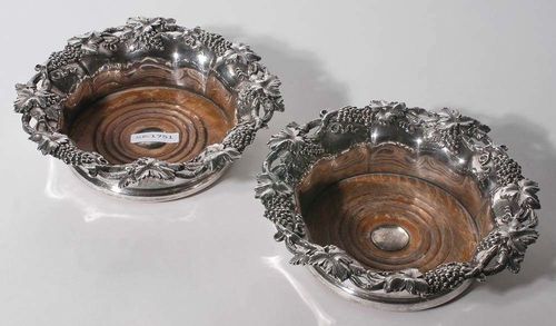 PAAR FLASCHENUNTERSÄTZE. Old Sheffield Plate, um ca. 1820.