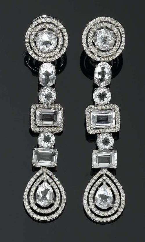 ROCK CRYSTAL AND BRILLIANT-CUT DIAMOND PENDANT EARRINGS. White gold 750. Elegant clip earrings with studs, each consisting of a movable line of 6 different rock crystals totalling ca 11.00 ct, three of which have a brilliant-cut diamond surround totalling ca. 1.70 ct.