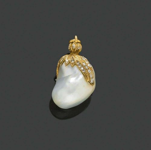 NATURAL PEARL AND DIAMOND PENDANT, ca. 1890. Yellow gold. Attractive pendant of 1 baroque natural pearl of ca. 23 x 17 mm in white, with fine lustre. In a leaf-shaped setting, decorated with numerous diamond roses and with a spherical attache. From the collection of a castle in West Switzerland.