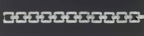 BRILLIANT-CUT DIAMOND BRACELET. White gold 750. Fancy, casual bracelet of square ring motifs with intermediary eyelets, entirely set with ca. 715 brilliant-cut diamonds totalling ca. 7.00 ct and integrated fastener. L ca. 18 cm. With case.