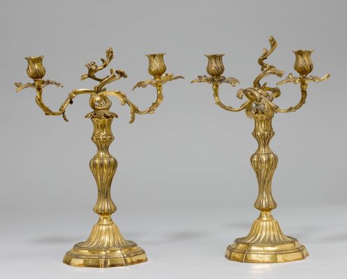 PAIR OF CANDELABRAS, in the style of Louis XV., France, end of the 19th century. Gilt bronze. Gadrooned round shaft with integrated nozzles. Two light branches. H 41 cm. Provenance: Gut Aabach, Risch am Zugersee.