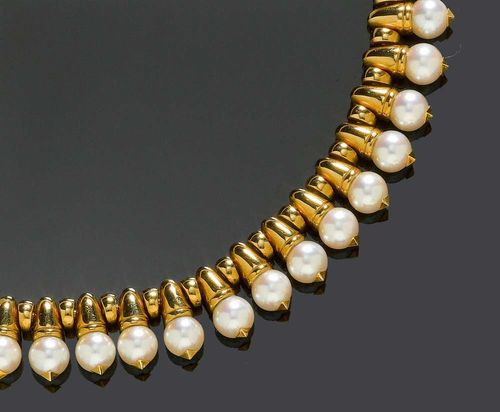 PEARL AND GOLD NECKLACE, BULGARI. Yellow gold 750, 168g. Ref. 309108-Cl116401, Celtaura model. Fancy, decorative necklace of 50 chalice-shaped links, each set with 1 Akoya cultured pearl of ca. 7.5 mm, mounted with fine pyramid-shaped pins. L 41 cm. With original case and copy of insurance estimate.